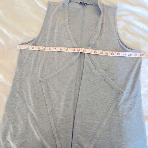 Sleeveless cardigan/vest - Picture 2 of 2